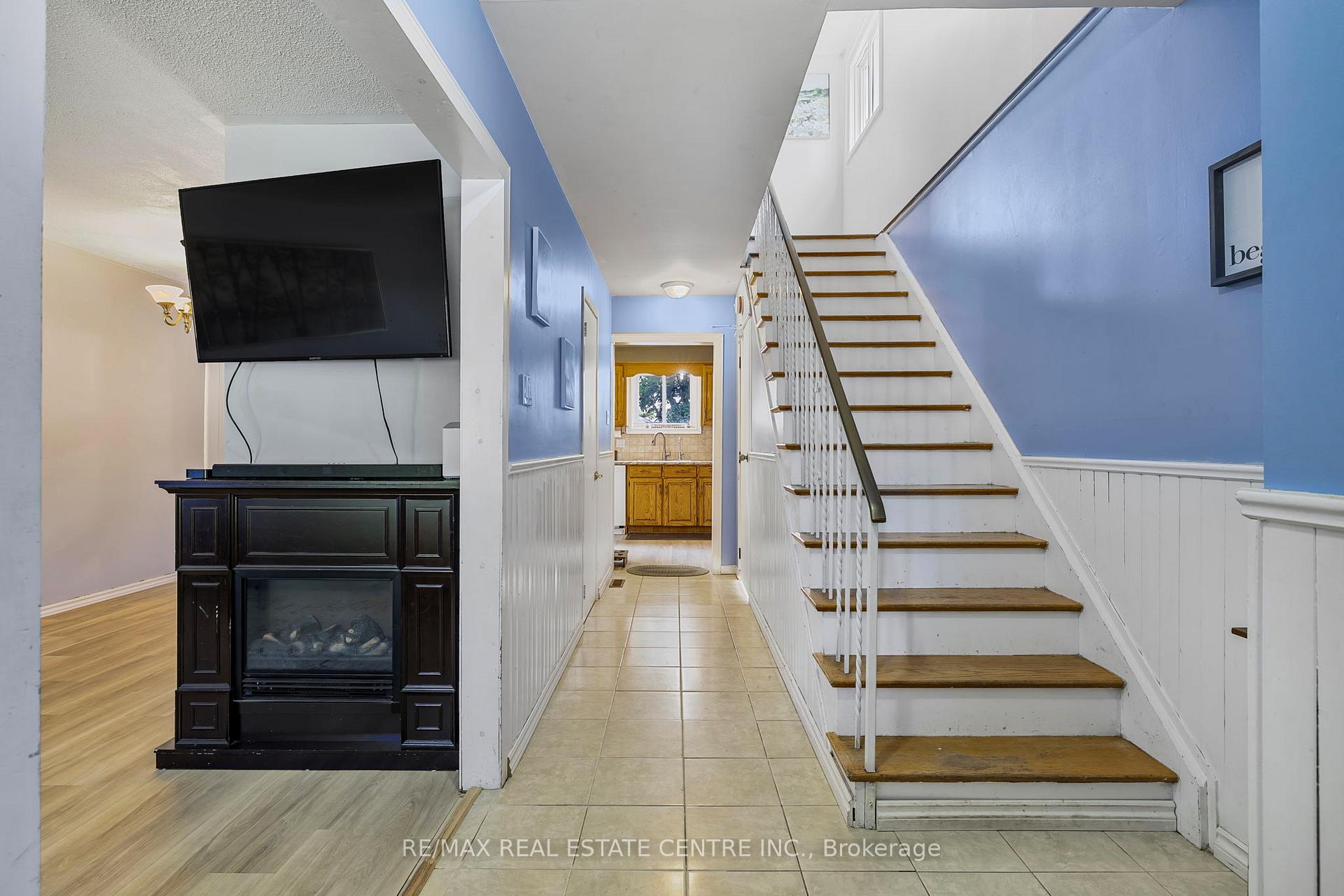 Photo 6 of 24 Carlton Drive, Orangeville — HOMEH