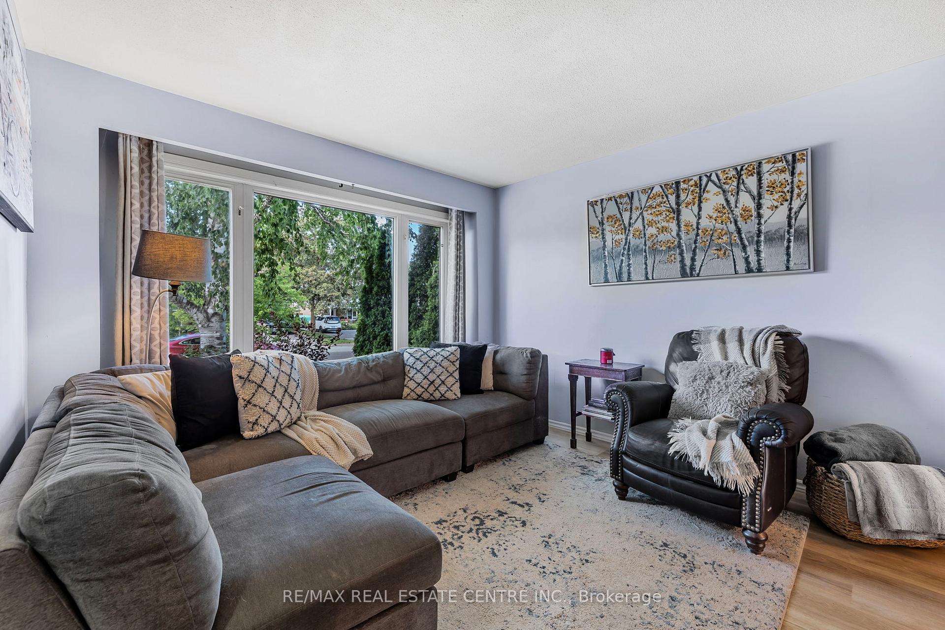 Photo 4 of 24 Carlton Drive, Orangeville — HOMEH