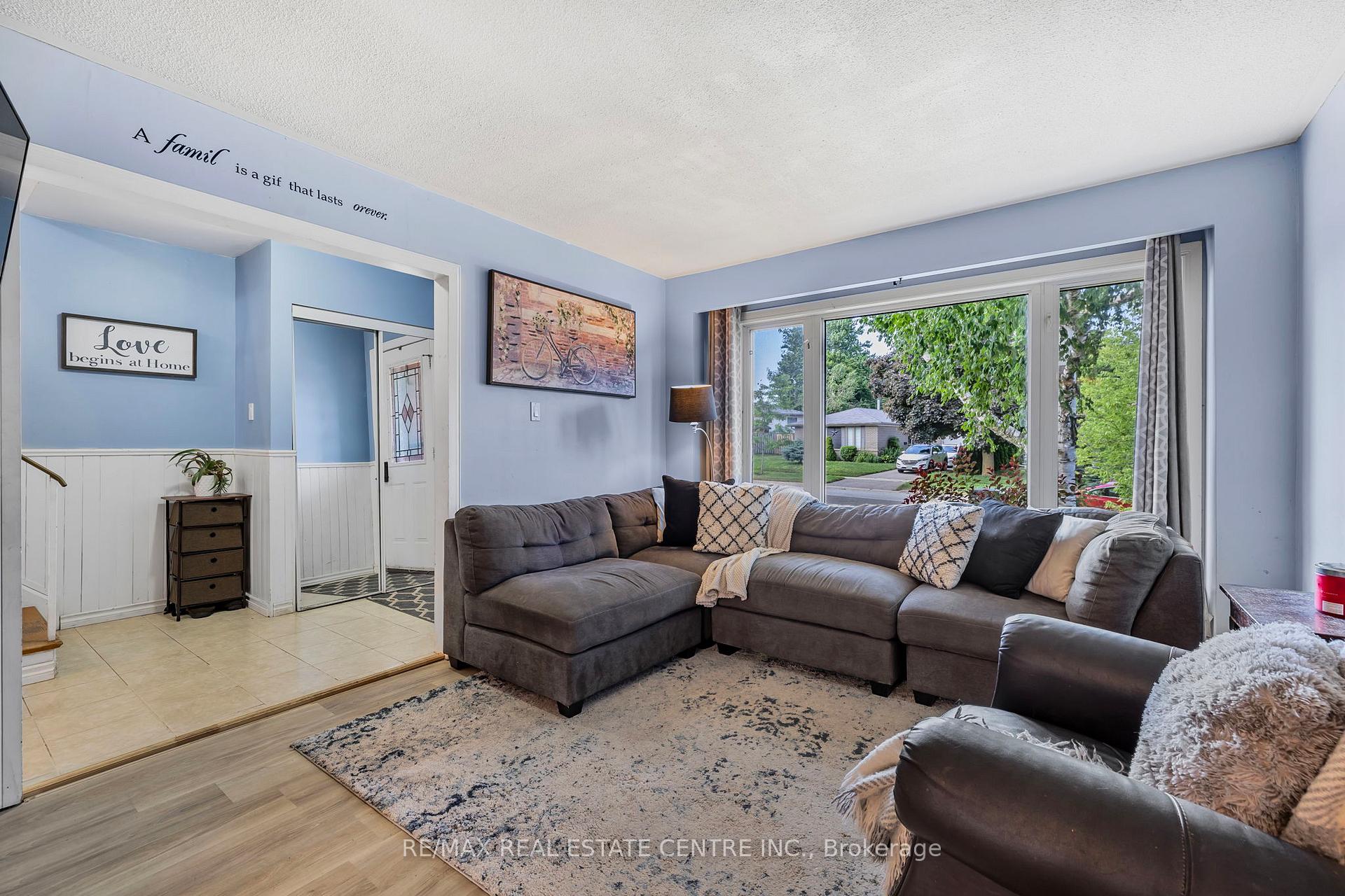 Photo 5 of 24 Carlton Drive, Orangeville — HOMEH