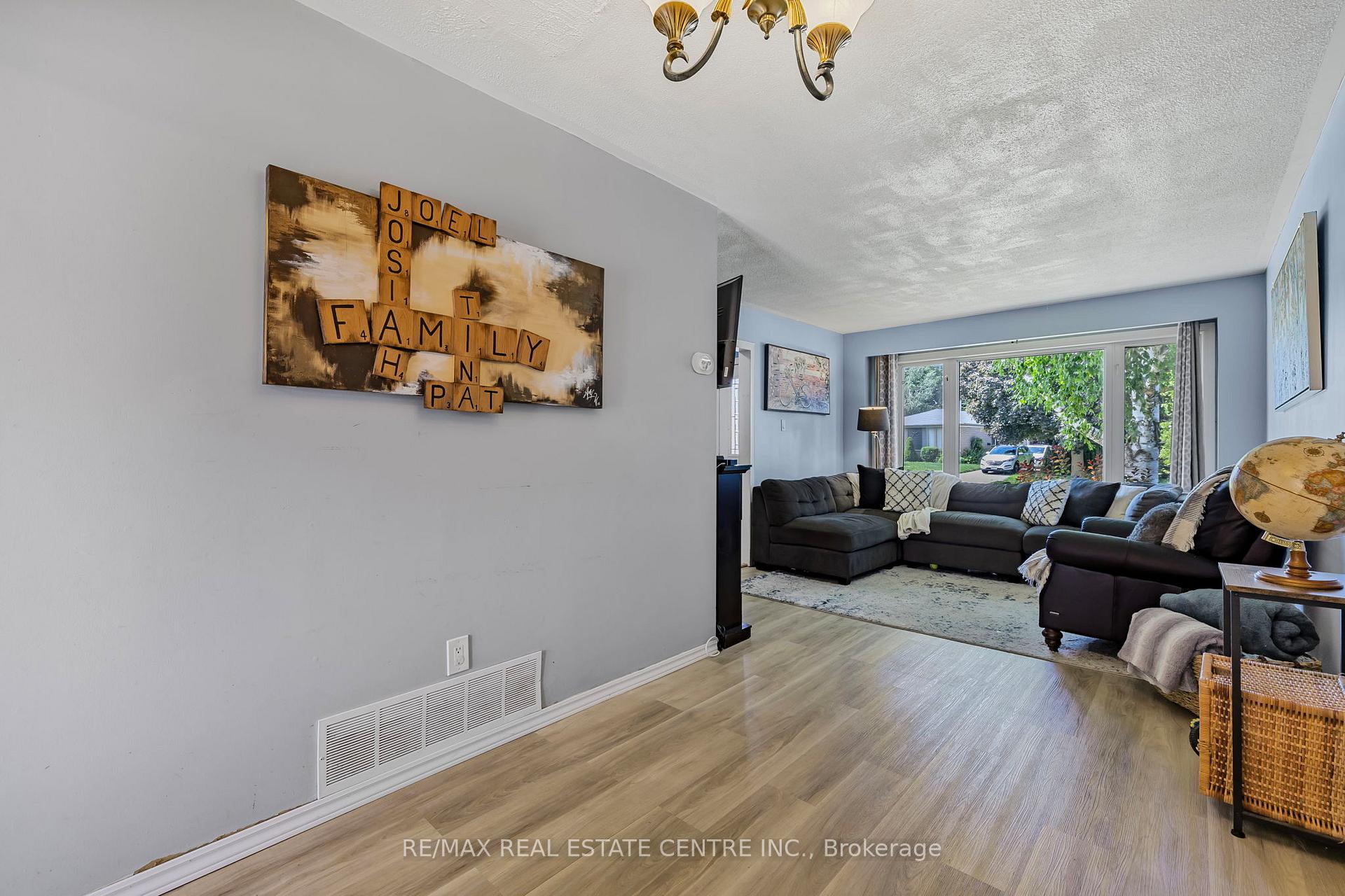 Photo 7 of 24 Carlton Drive, Orangeville — HOMEH