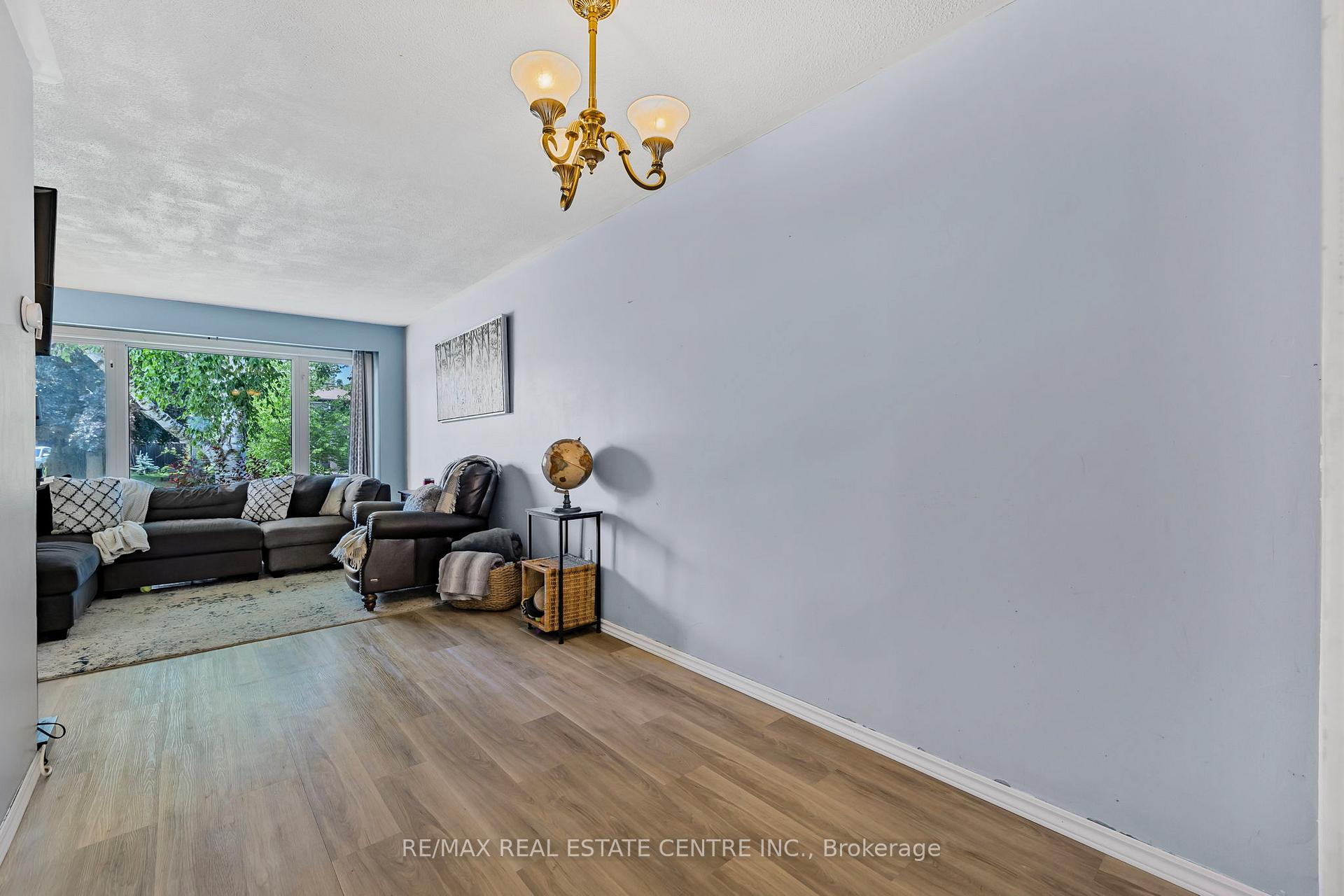 Photo 10 of 24 Carlton Drive, Orangeville — HOMEH