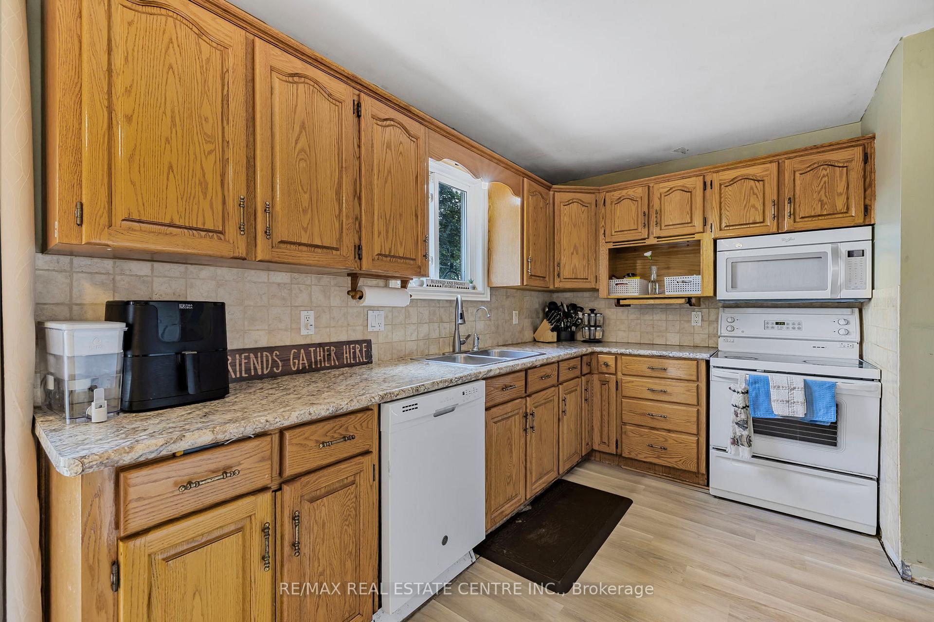 Photo 20 of 24 Carlton Drive, Orangeville — HOMEH