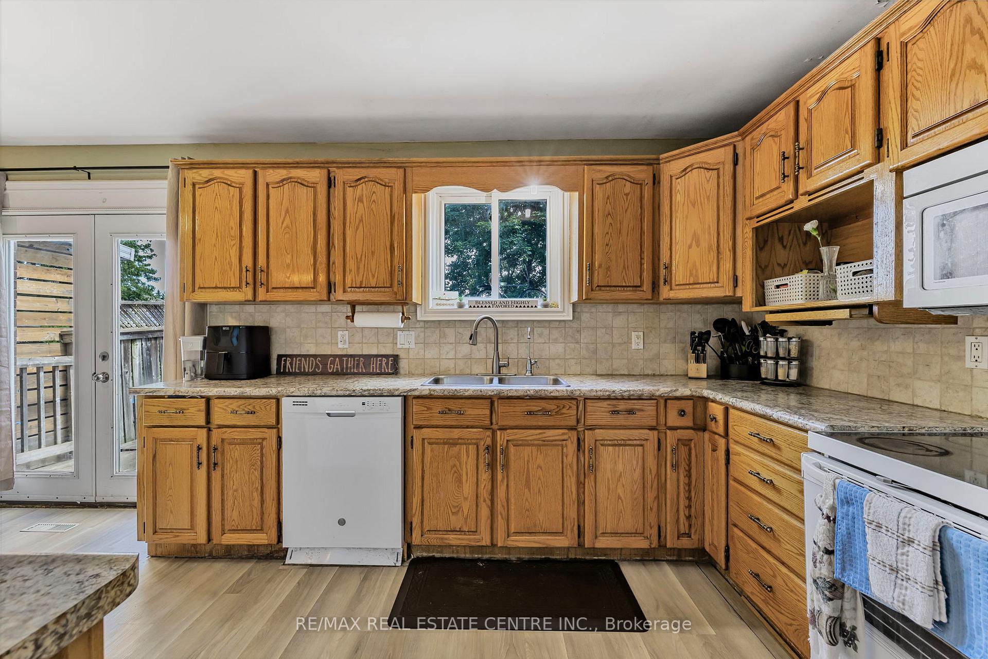 Photo 9 of 24 Carlton Drive, Orangeville — HOMEH