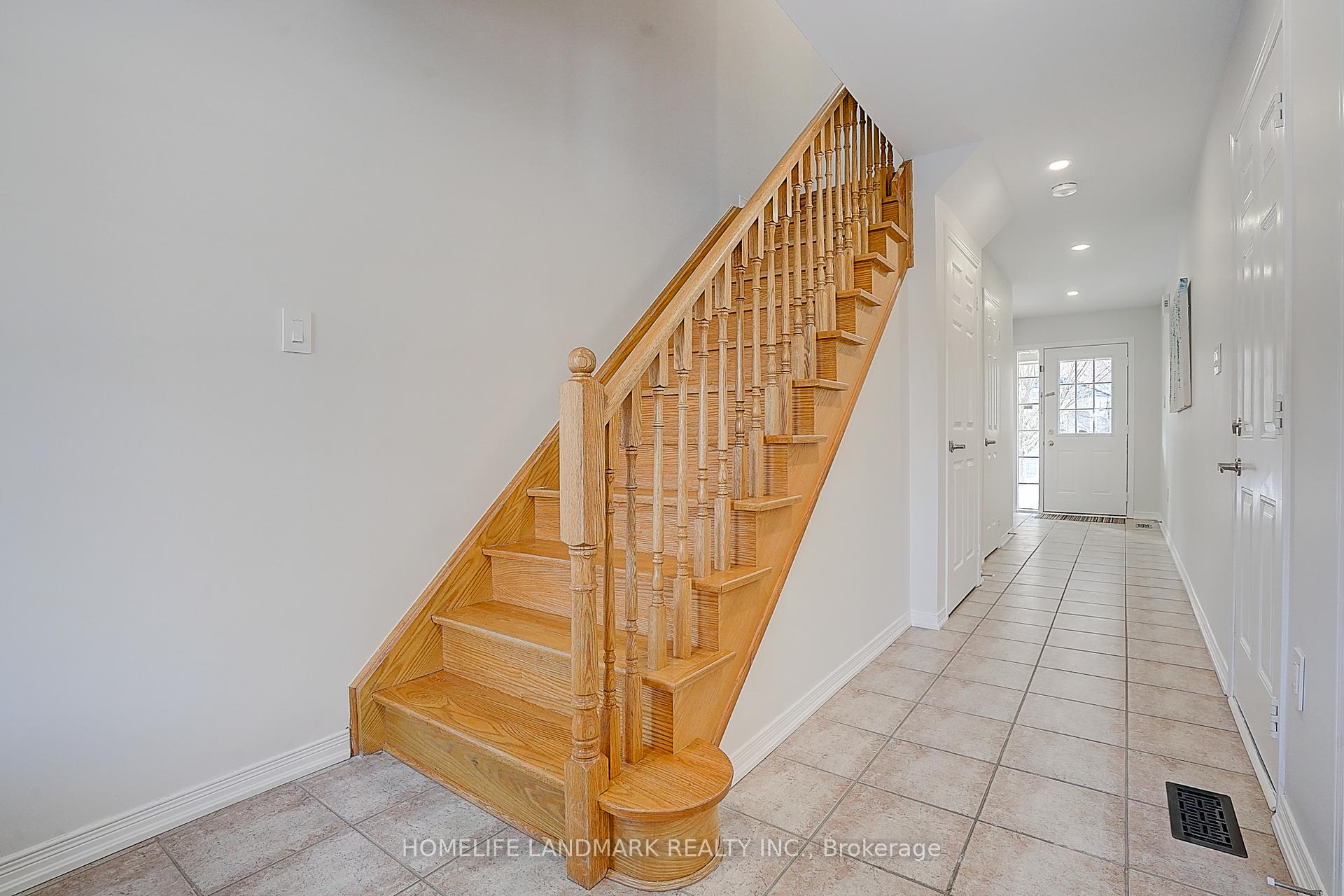 Photo 4 of 42 Thoroughbred Way, Markham, Berczy — HOMEH
