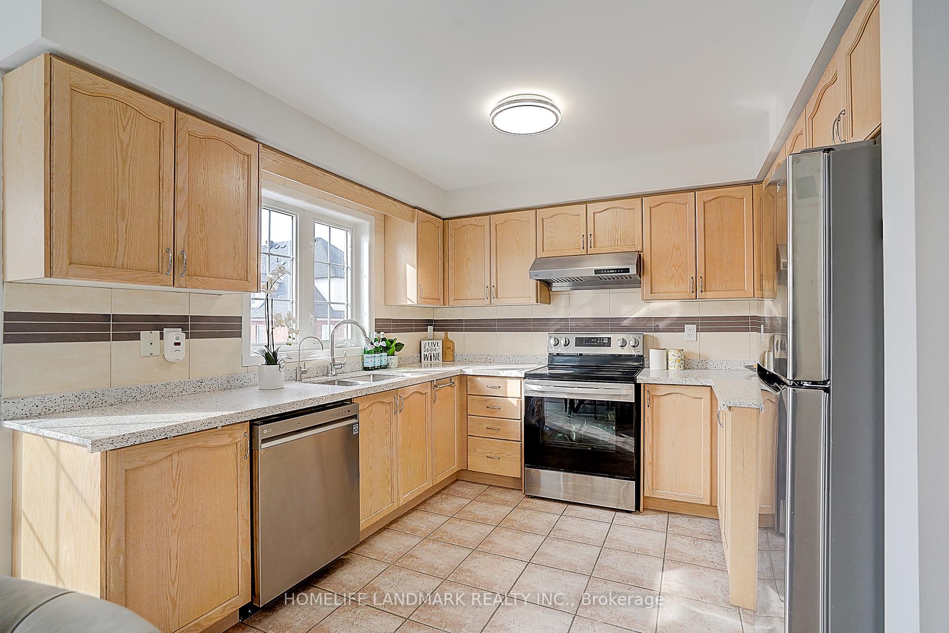 Photo 14 of 42 Thoroughbred Way, Markham, Berczy — HOMEH