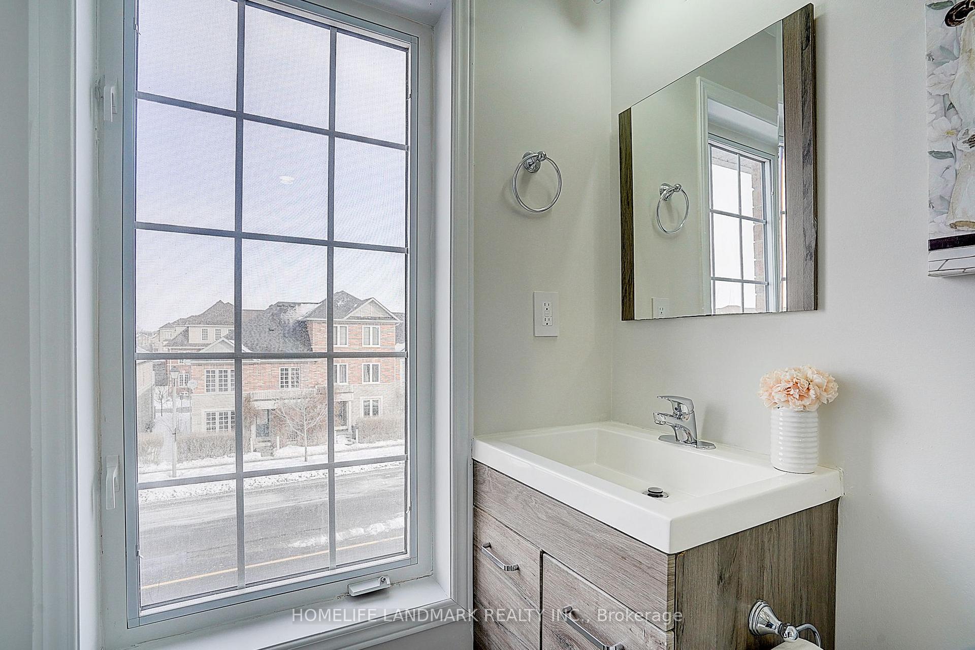 Photo 23 of 42 Thoroughbred Way, Markham, Berczy — HOMEH