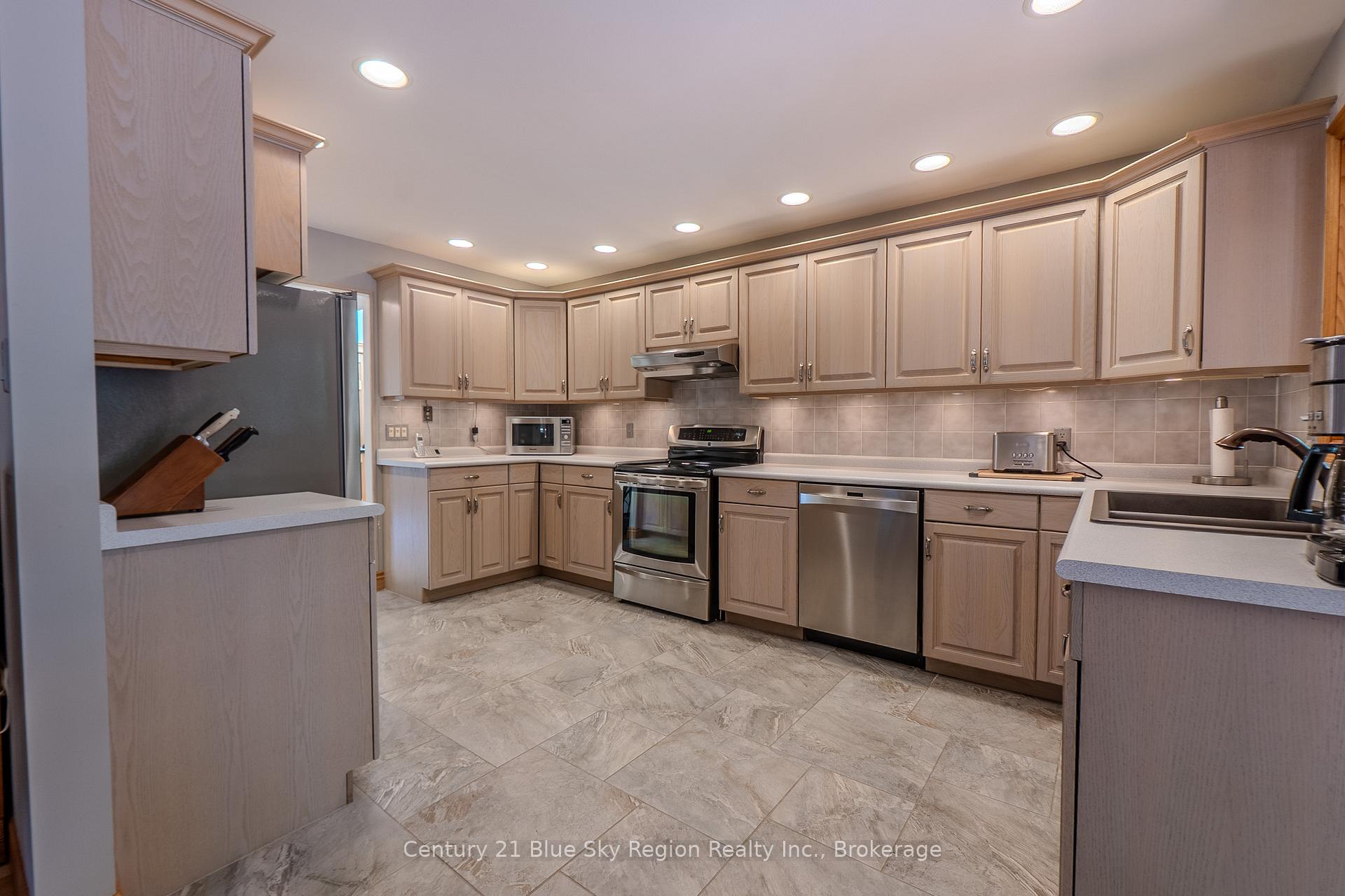 Photo 11 of 107 Nottingham Drive, North Bay, Airport — HOMEH