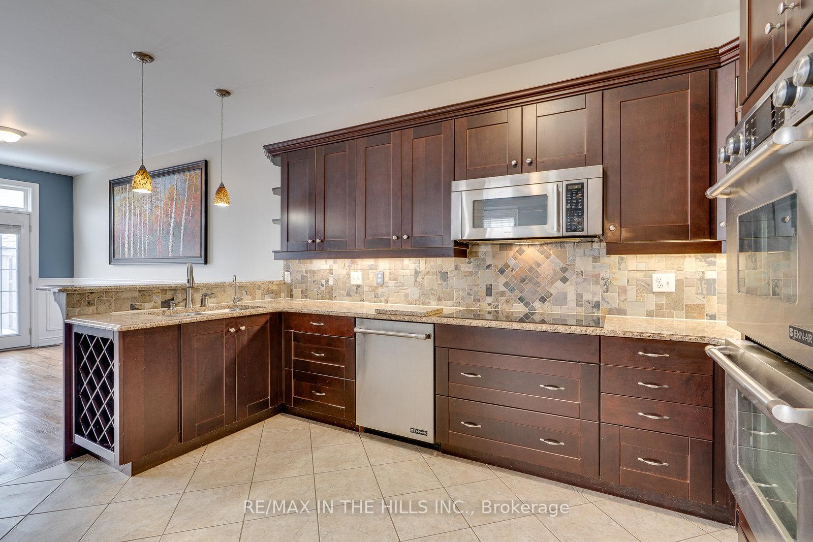 Photo 9 of 12 James Arnott Crescent, Orangeville — HOMEH