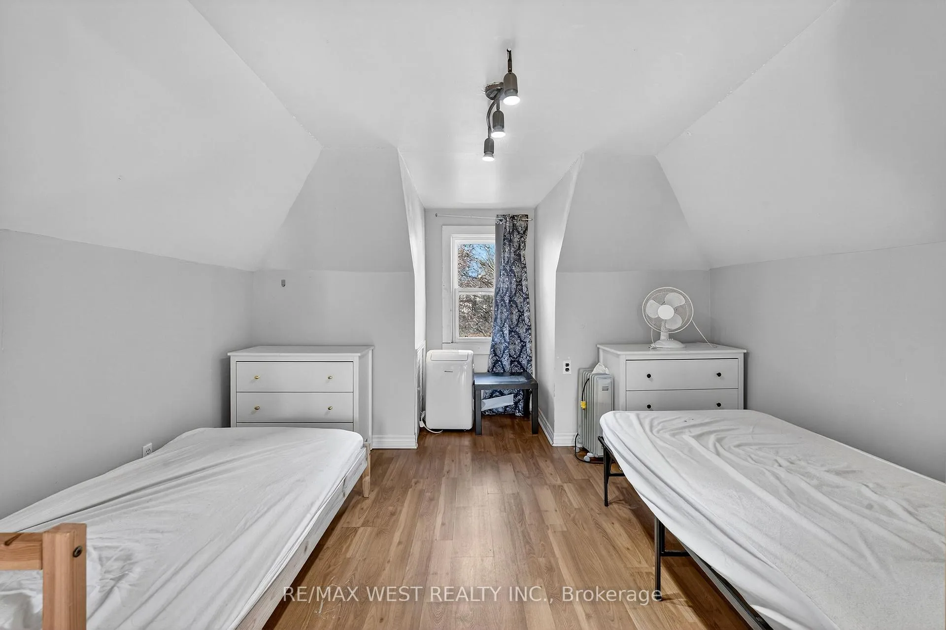 Photo 112 of 6175 Barker Street, Niagara Falls, Dorchester — HOMEH
