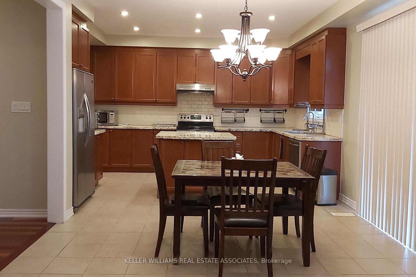 Photo 5 of 111 Geddington Crescent, Markham, Box Grove — HOMEH