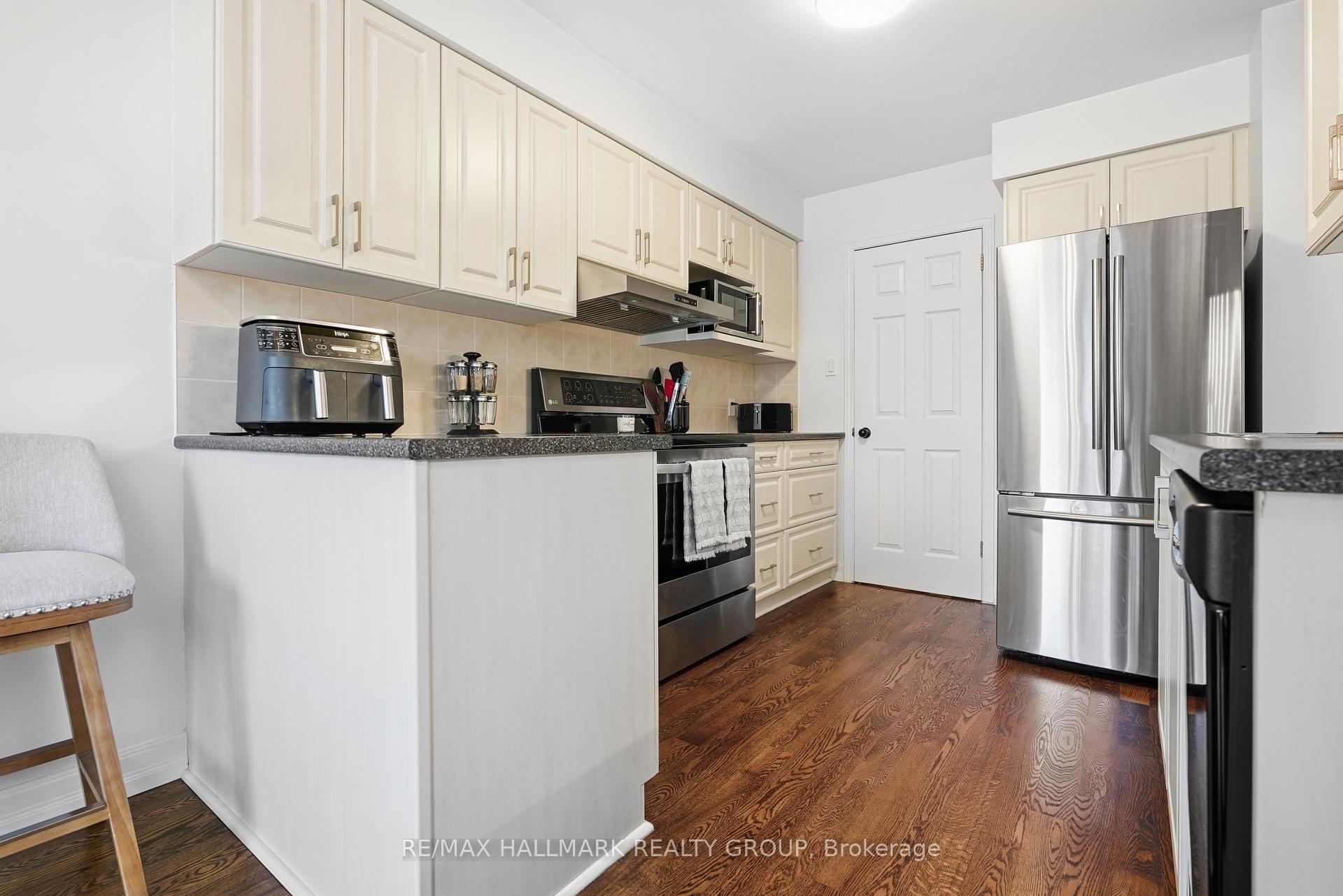 Photo 10 of 2044 Bergamot Circle, Ottawa, Springridge/East Village — HOMEH