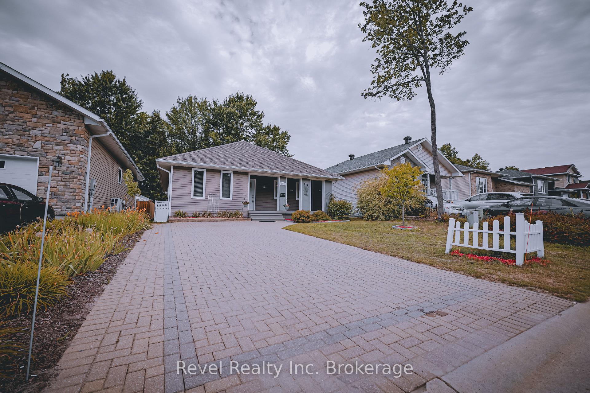 Photo 2 of 256 Thelma Avenue, North Bay, Ferris — HOMEH