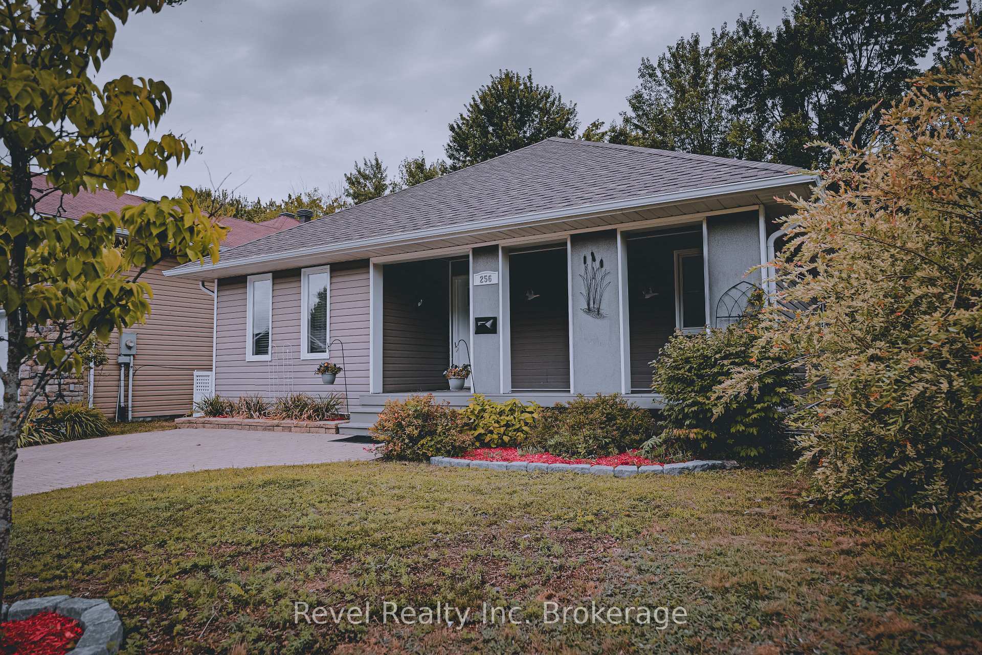 Photo 3 of 256 Thelma Avenue, North Bay, Ferris — HOMEH