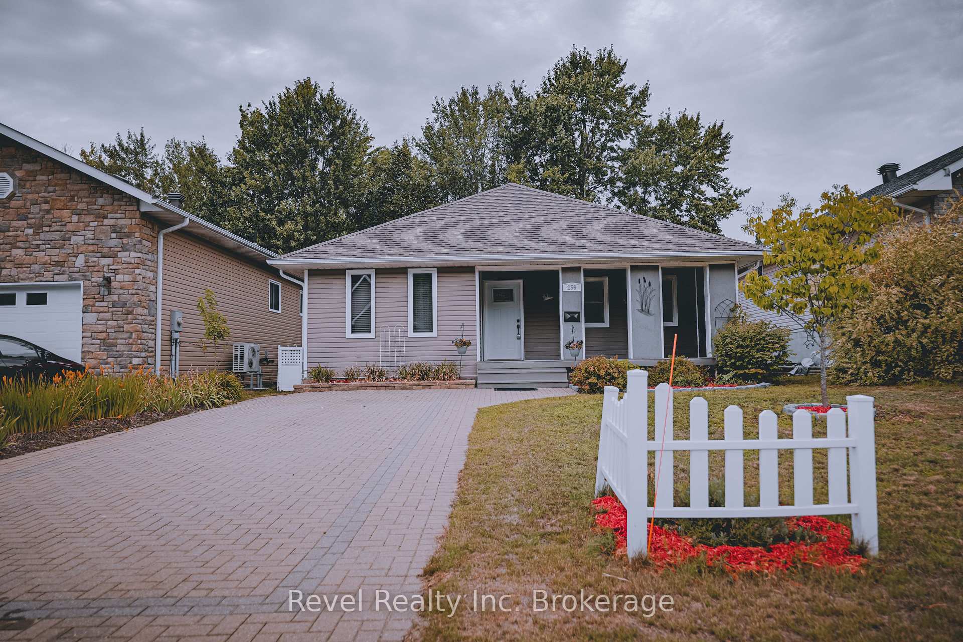 Photo 4 of 256 Thelma Avenue, North Bay, Ferris — HOMEH