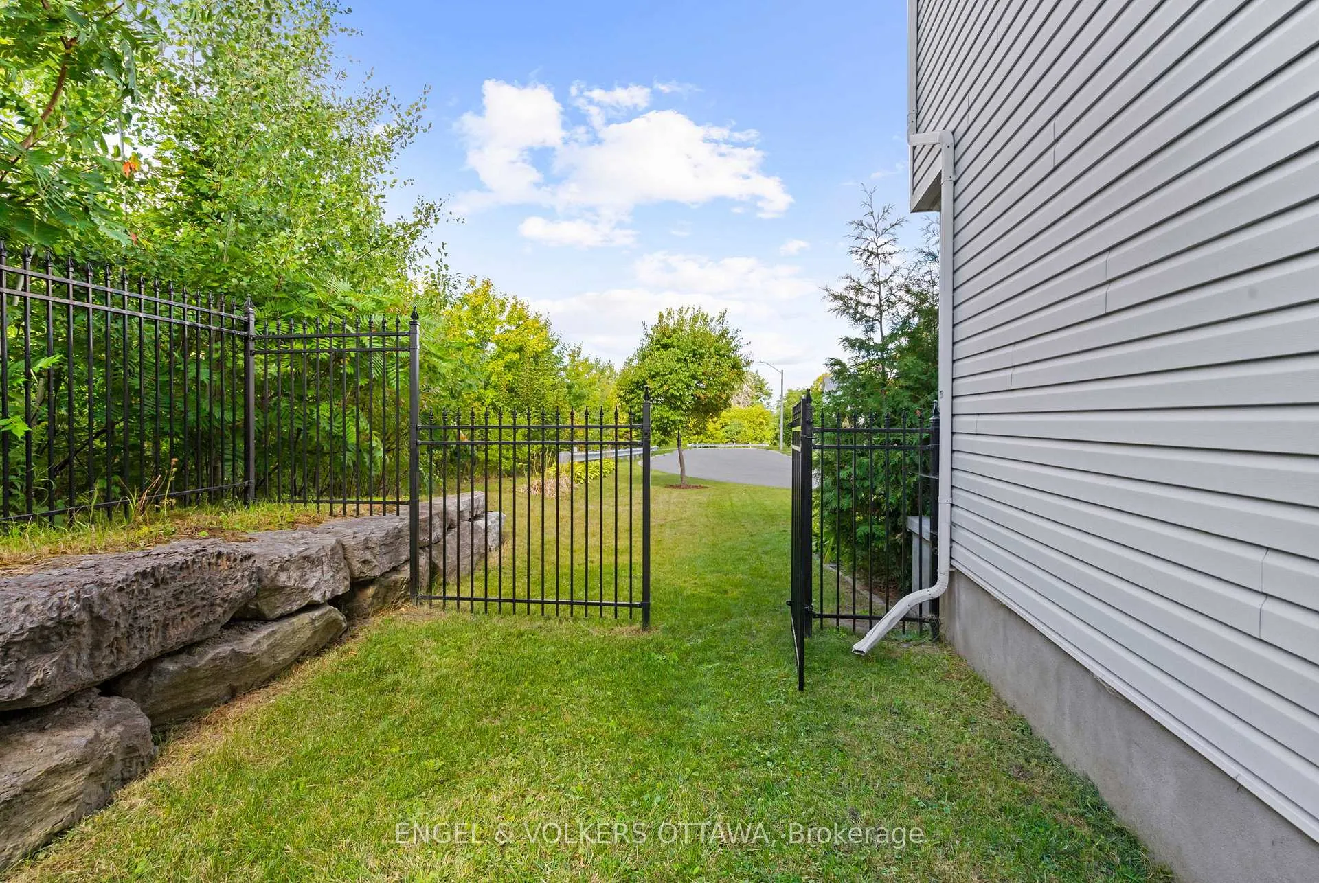 Photo 13 of 135 Challenge Crescent, Ottawa, Springridge/East Village — HOMEH