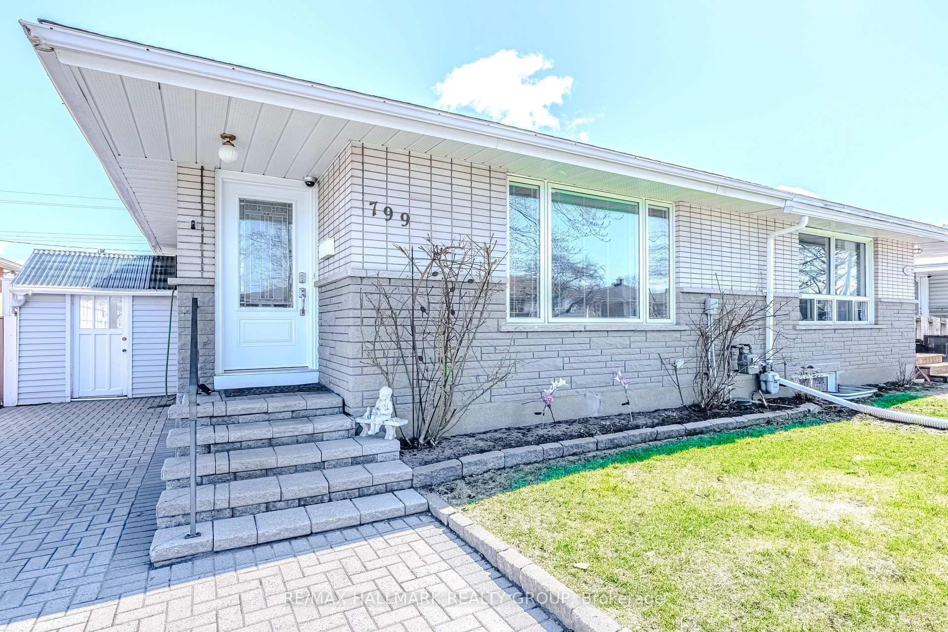 Photo 2 of 799 Trojan Avenue, Ottawa, Castle Heights/Rideau High — HOMEH