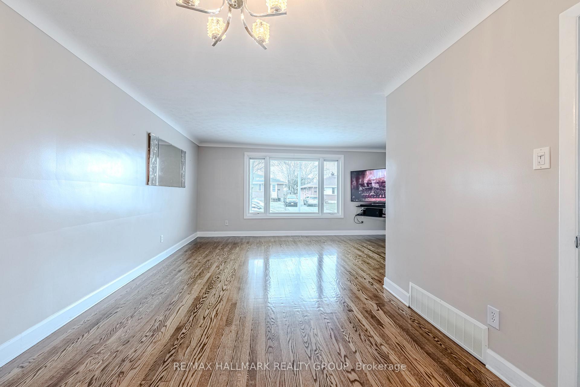 Photo 13 of 799 Trojan Avenue, Ottawa, Castle Heights/Rideau High — HOMEH