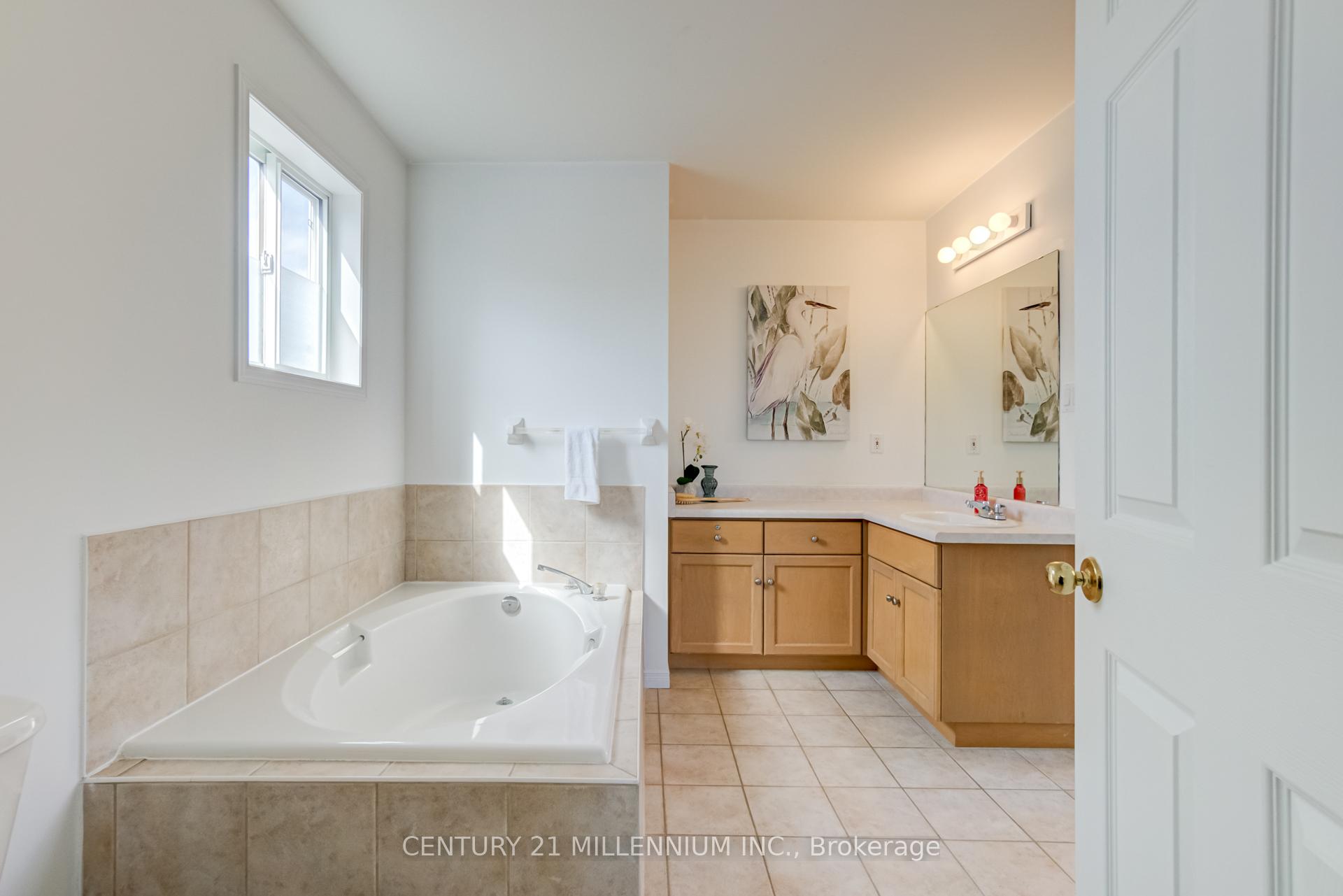 Photo 17 of 127 Biscayne Crescent, Orangeville — HOMEH