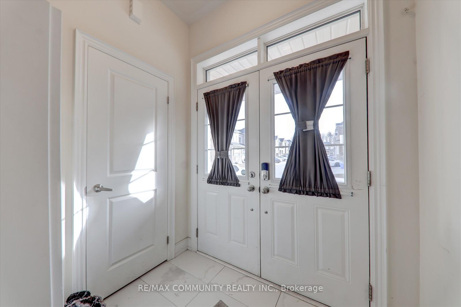 Photo 5 of 12 Finley Way, Markham, Cedarwood — HOMEH