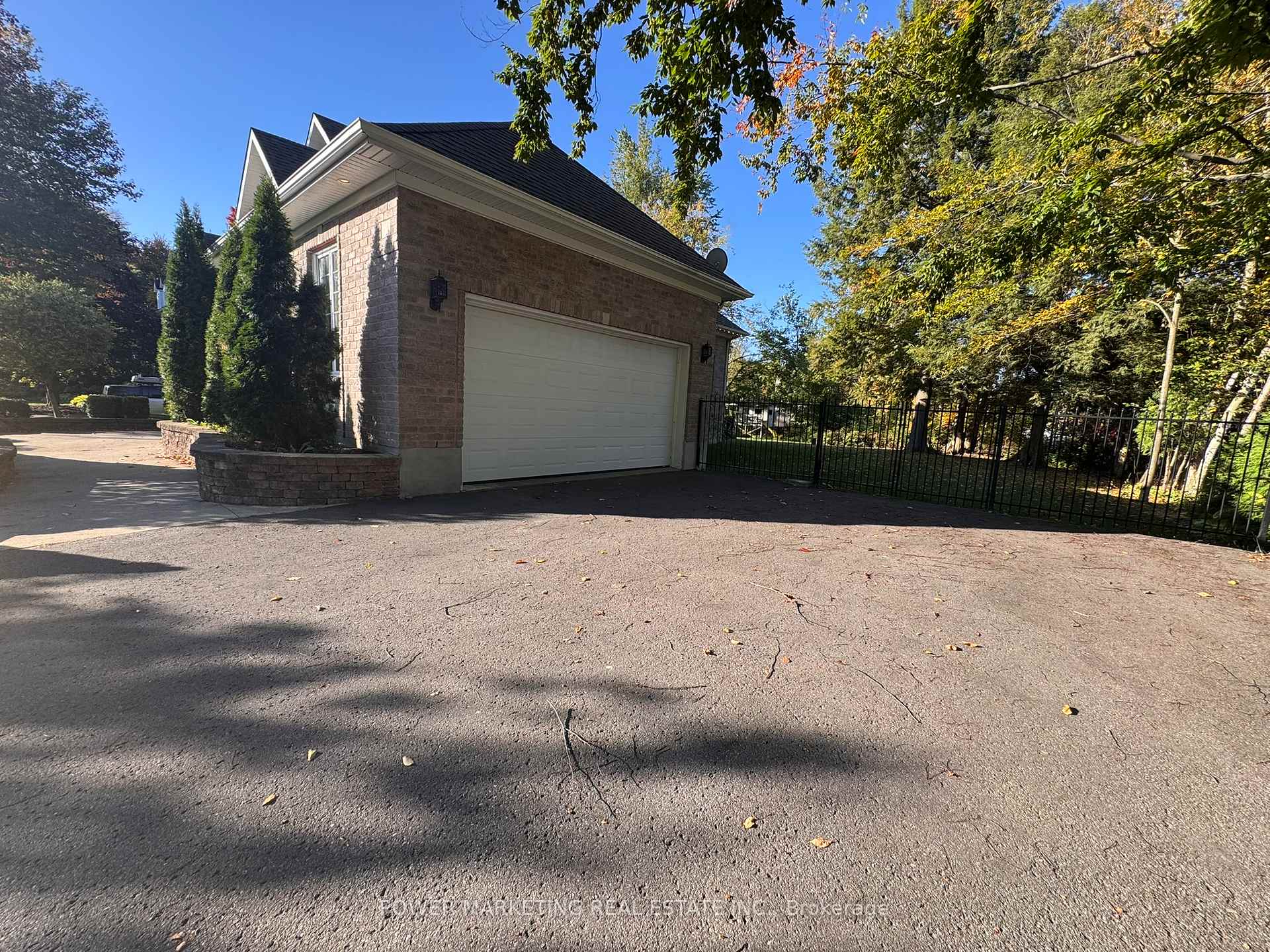 Photo 3 of 1241 Villeroy Crescent, Ottawa, Navan — HOMEH