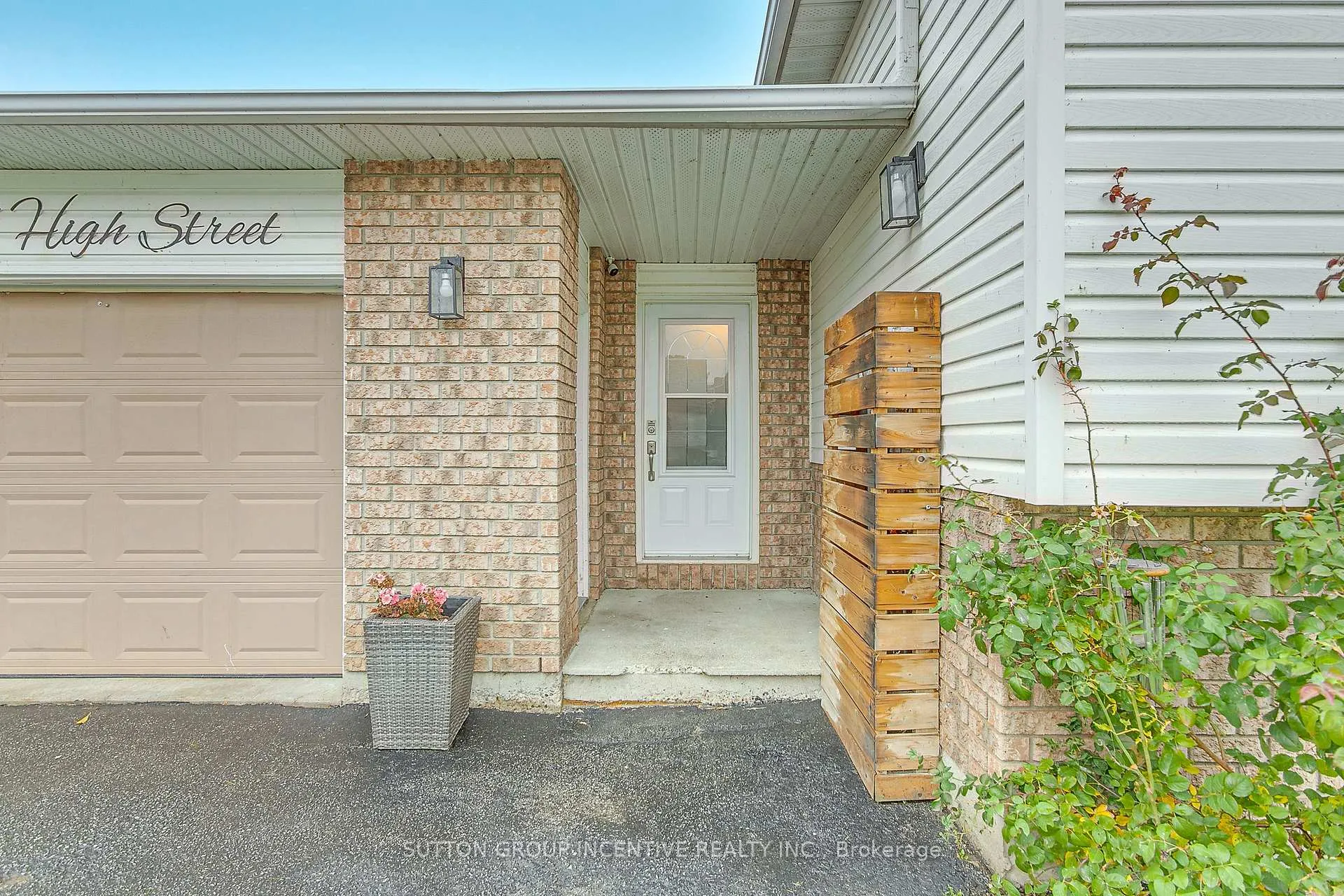 Photo 4 of 389 High Street, Orillia — HOMEH