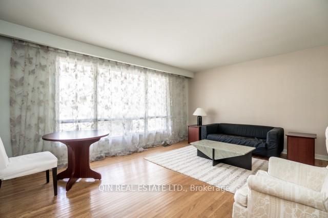 Photo 4 of 22 St Andres Court, Markham, Thornhill — HOMEH