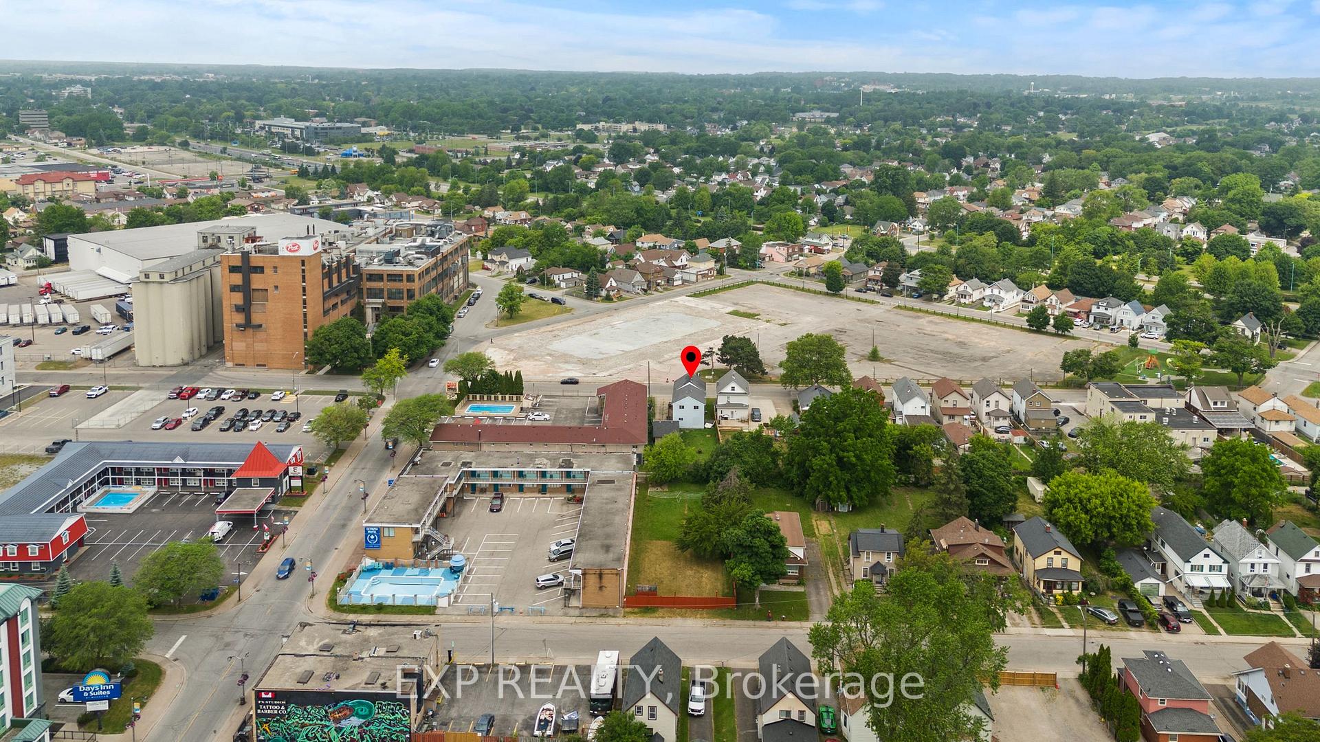Photo 13 of 5554 Lewis Avenue, Niagara Falls, Clifton Hill — HOMEH