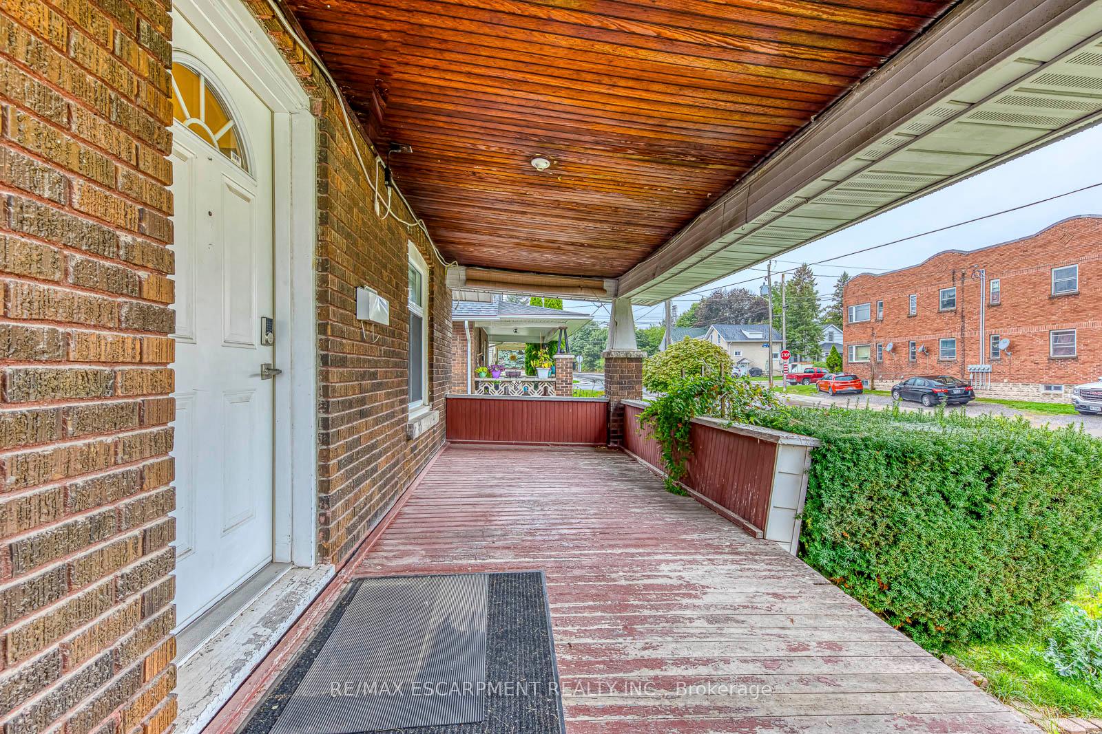 Photo 3 of 5188 Maple Street, Niagara Falls, Cherrywood — HOMEH