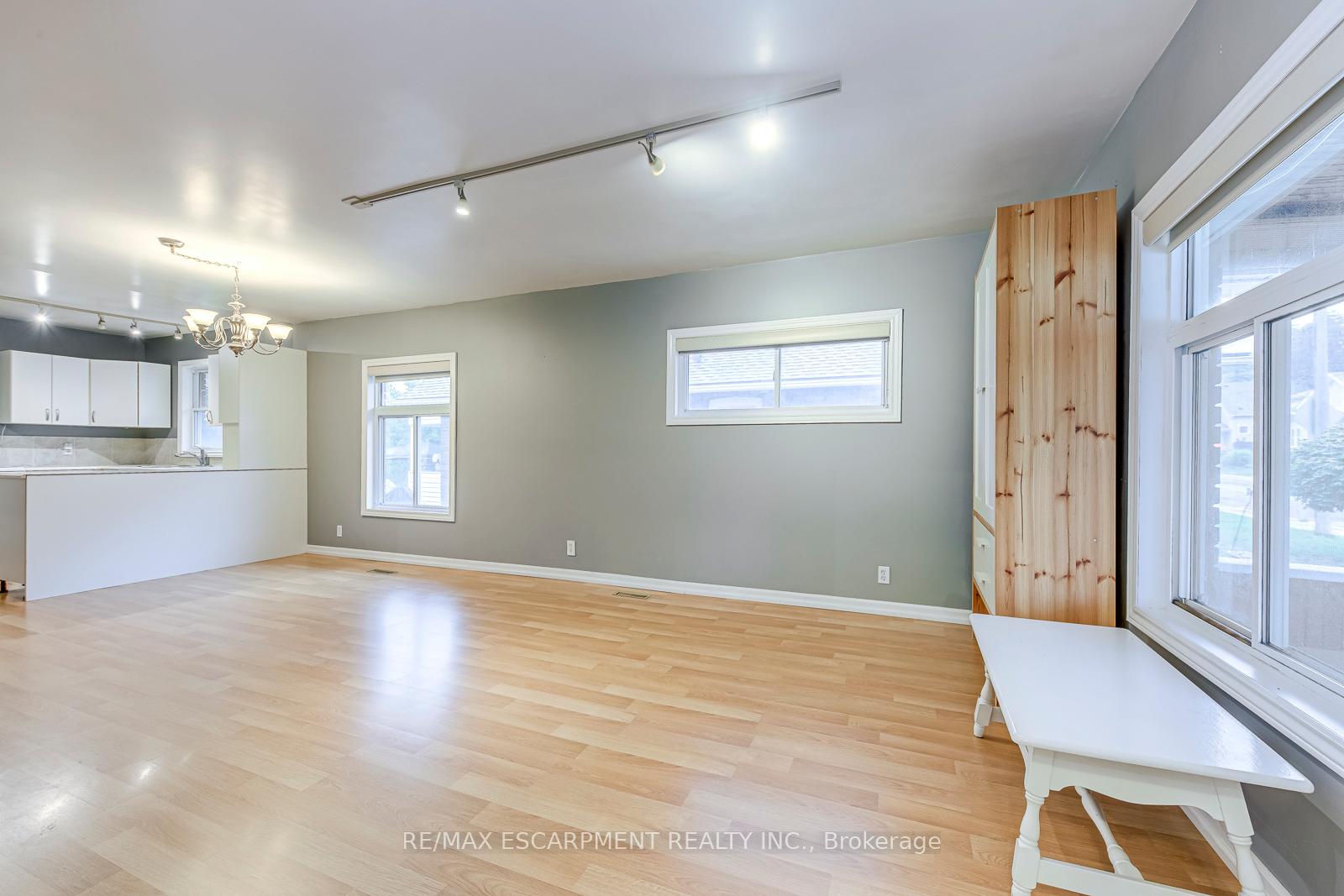 Photo 6 of 5188 Maple Street, Niagara Falls, Cherrywood — HOMEH