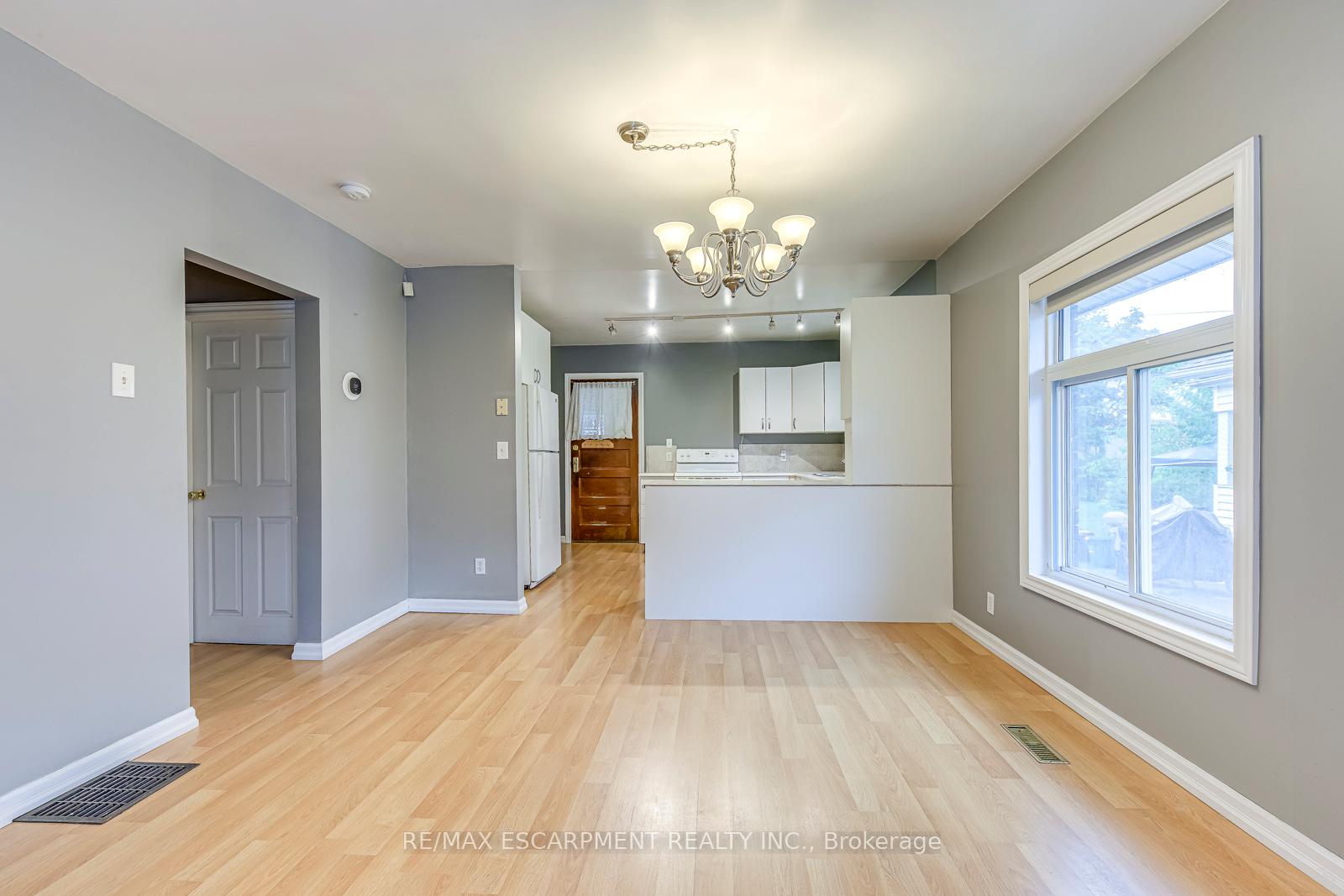 Photo 9 of 5188 Maple Street, Niagara Falls, Cherrywood — HOMEH