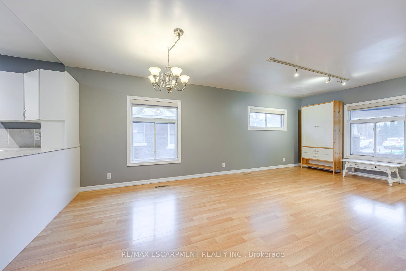 Photo 11 of 5188 Maple Street, Niagara Falls, Cherrywood — HOMEH