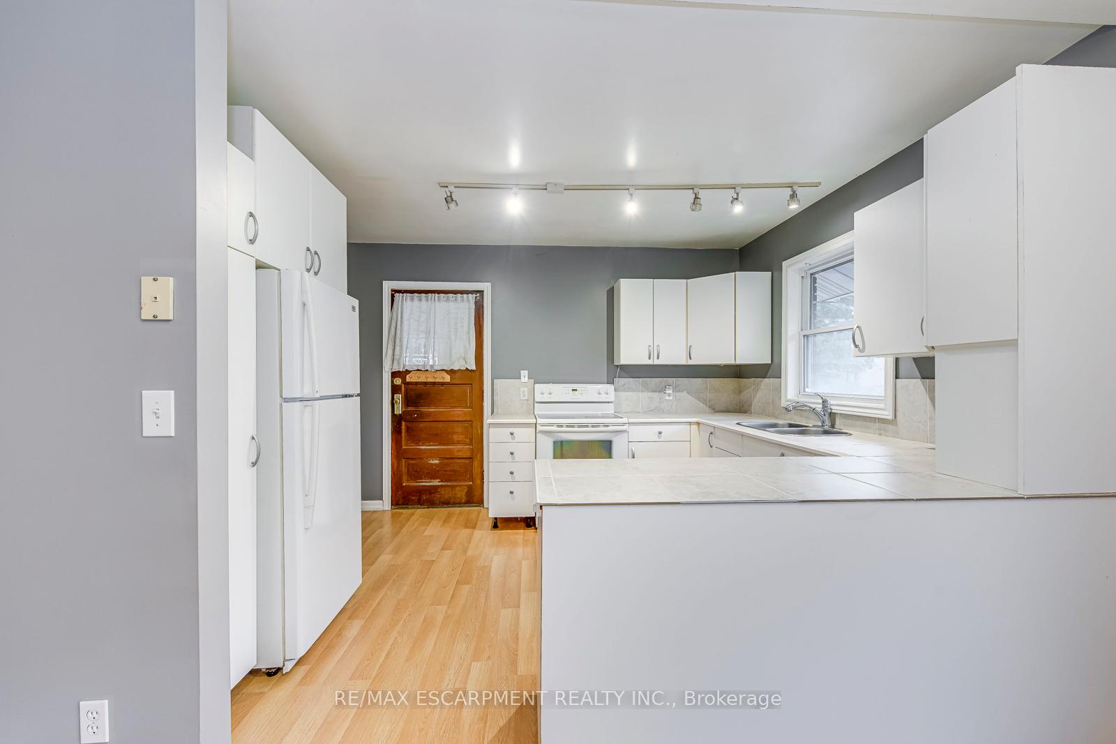Photo 12 of 5188 Maple Street, Niagara Falls, Cherrywood — HOMEH