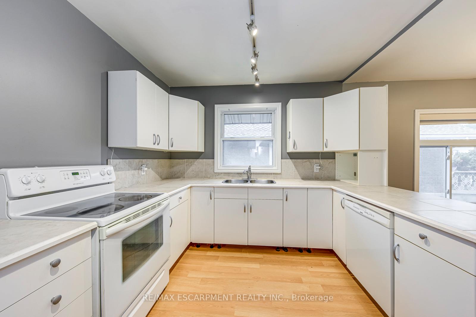 Photo 13 of 5188 Maple Street, Niagara Falls, Cherrywood — HOMEH