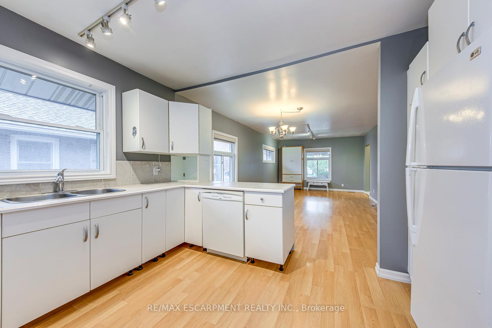 Photo 14 of 5188 Maple Street, Niagara Falls, Cherrywood — HOMEH