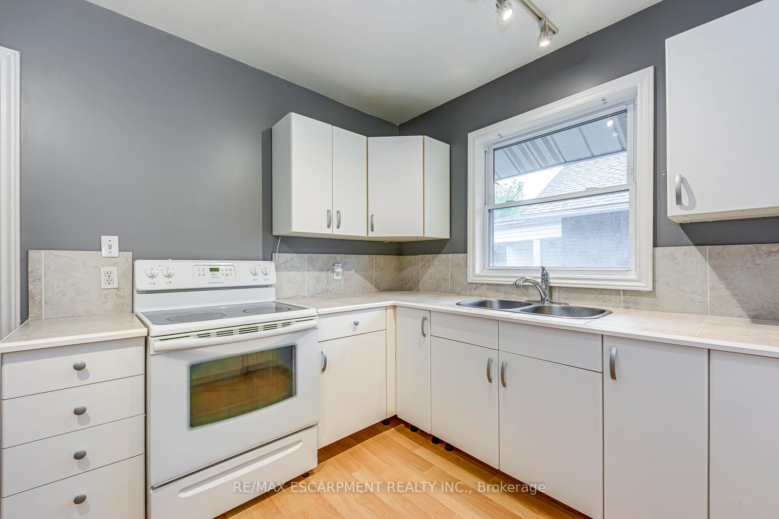 Photo 15 of 5188 Maple Street, Niagara Falls, Cherrywood — HOMEH