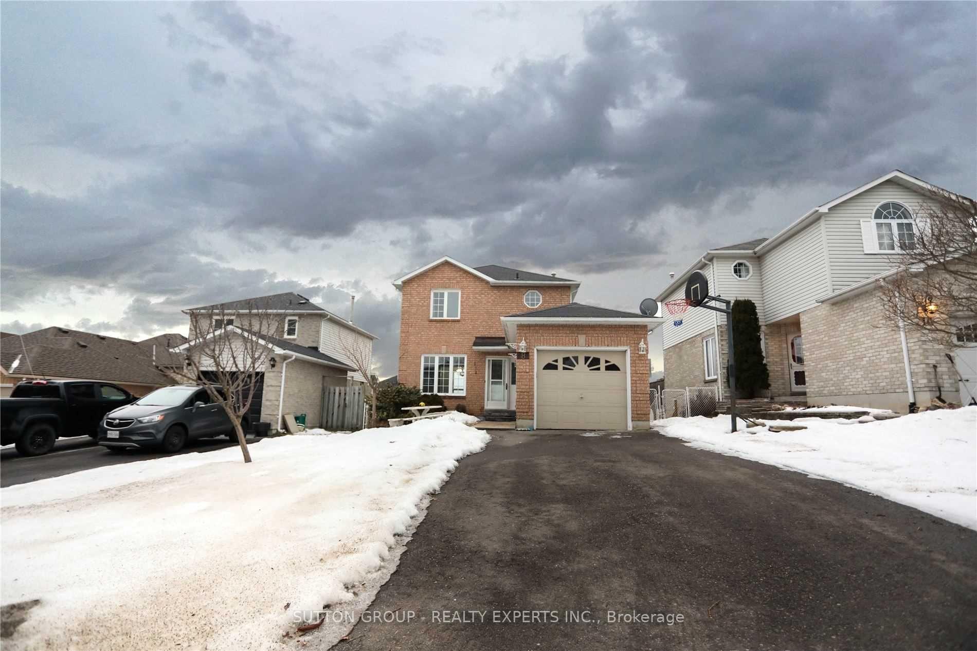 Photo 4 of 8 Eastview Crescent, Orangeville — HOMEH