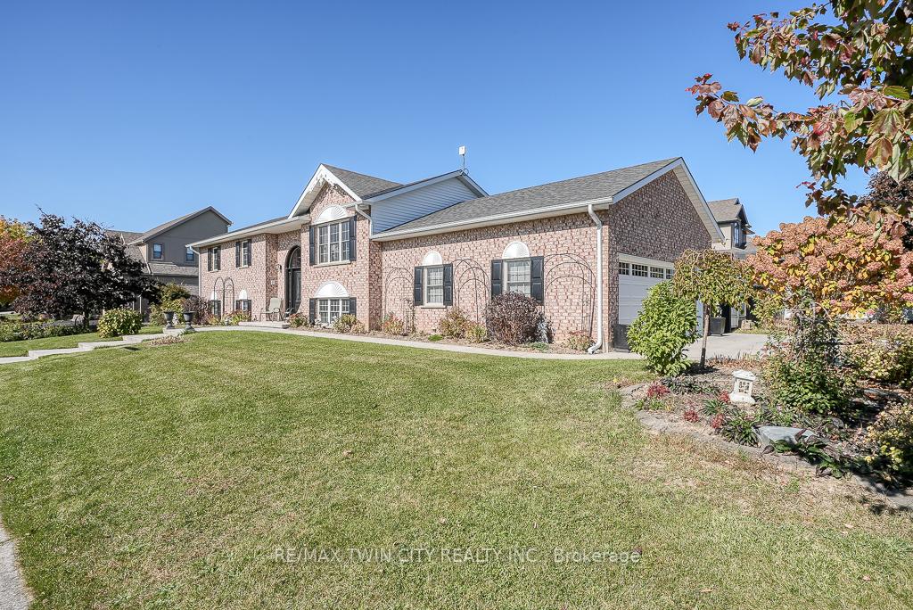 Photo 2 of 4010 North Hill Drive, Perth East, Shakespeare — HOMEH
