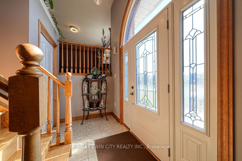 Photo 5 of 4010 North Hill Drive, Perth East, Shakespeare — HOMEH