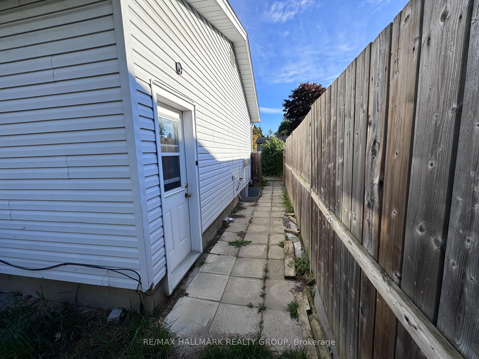 Photo 3 of 820-B Willow Avenue, Ottawa, Chatelaine Village — HOMEH