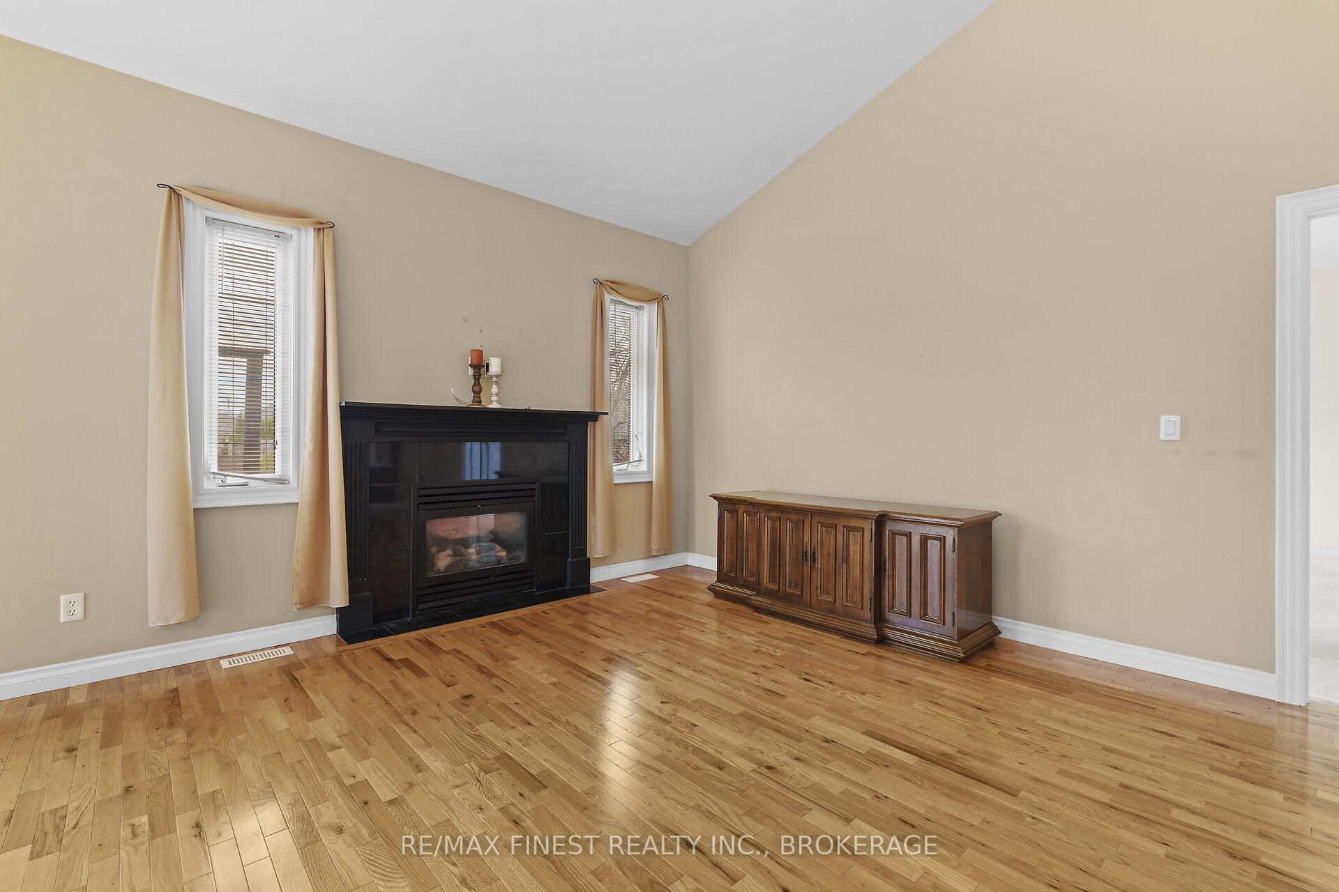 Photo 9 of 823 Kananaskis Drive, Kingston, City Northwest — HOMEH