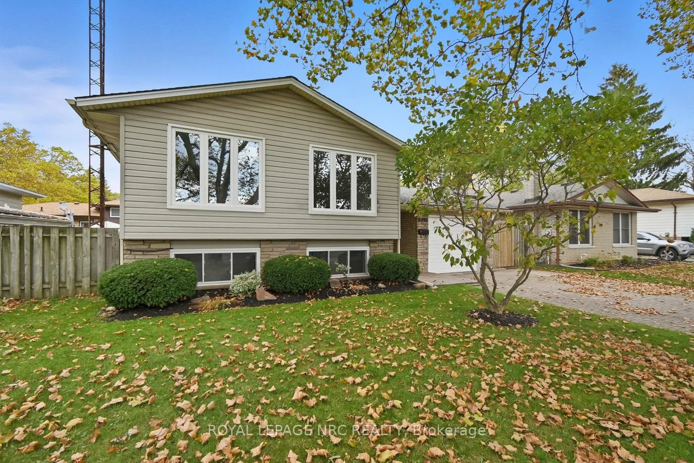 Photo 3 of 4448 Meadowvale Drive, Niagara Falls, Morrison — HOMEH