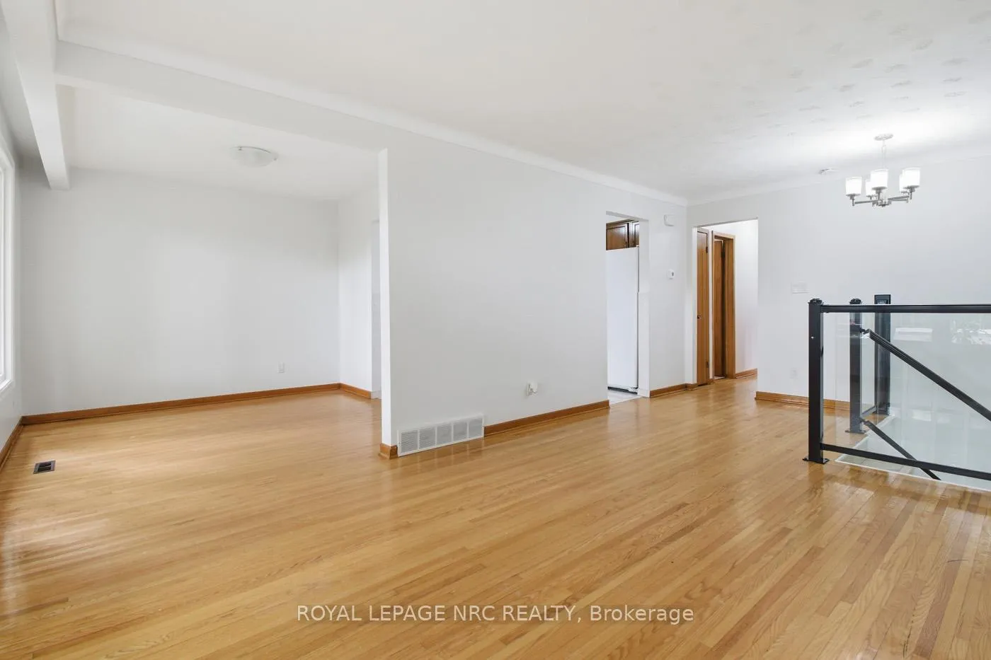 Photo 5 of 4448 Meadowvale Drive, Niagara Falls, Morrison — HOMEH