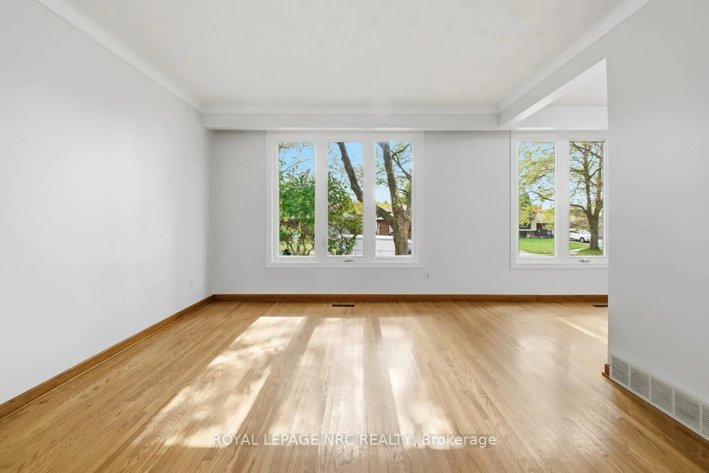 Photo 6 of 4448 Meadowvale Drive, Niagara Falls, Morrison — HOMEH