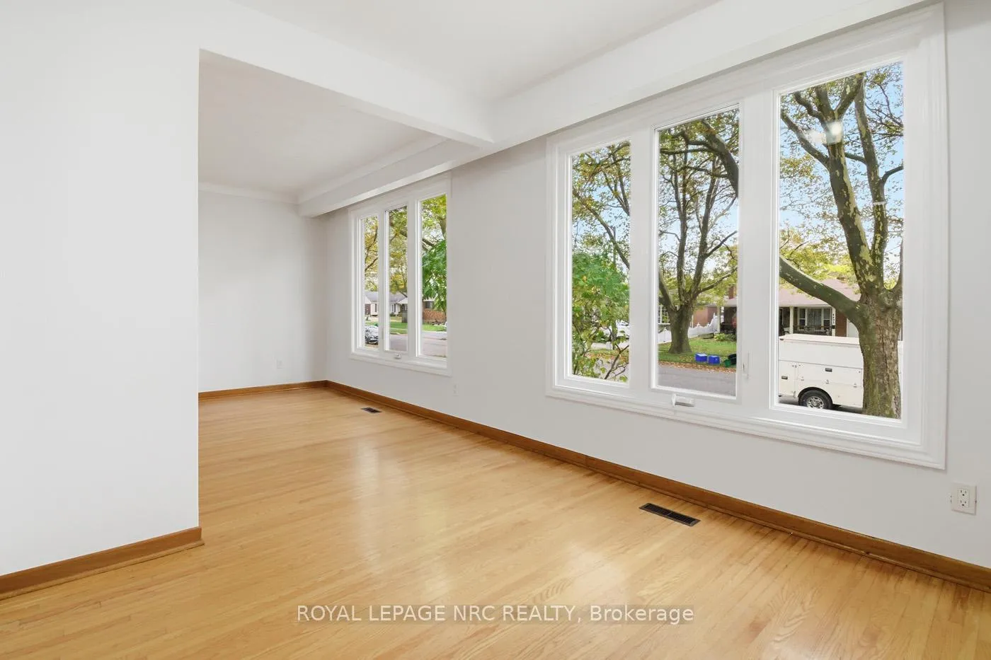 Photo 8 of 4448 Meadowvale Drive, Niagara Falls, Morrison — HOMEH