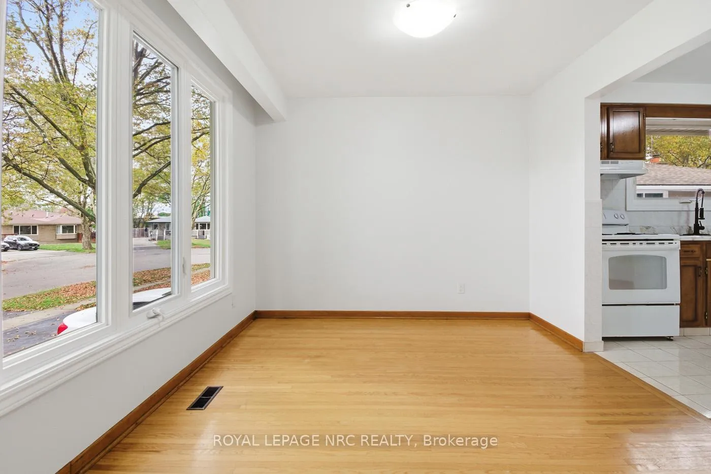 Photo 12 of 4448 Meadowvale Drive, Niagara Falls, Morrison — HOMEH