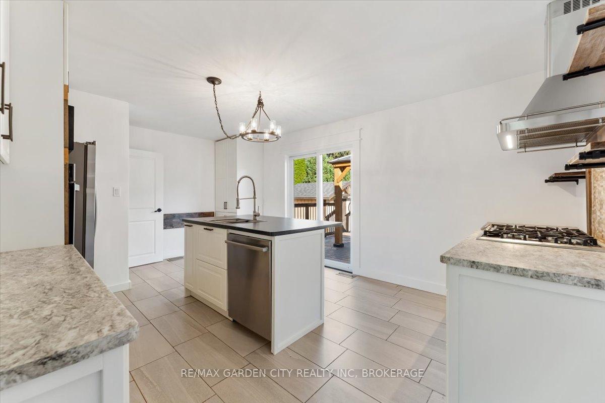 Photo 5 of 41 Emmett Street, Pelham, Fonthill — HOMEH