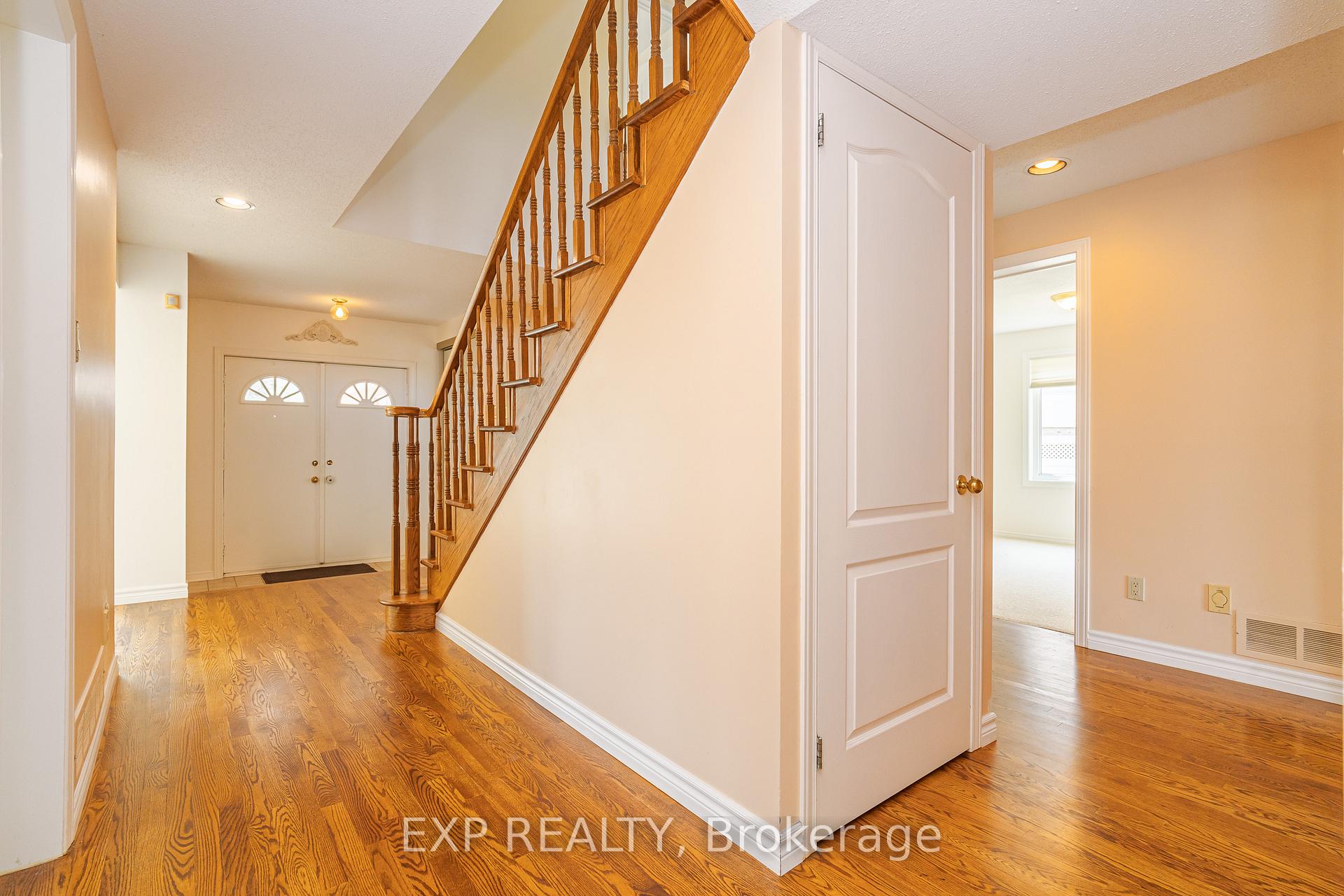 Photo 4 of 1874 Robinwood Place, Ottawa, Chapel Hill — HOMEH