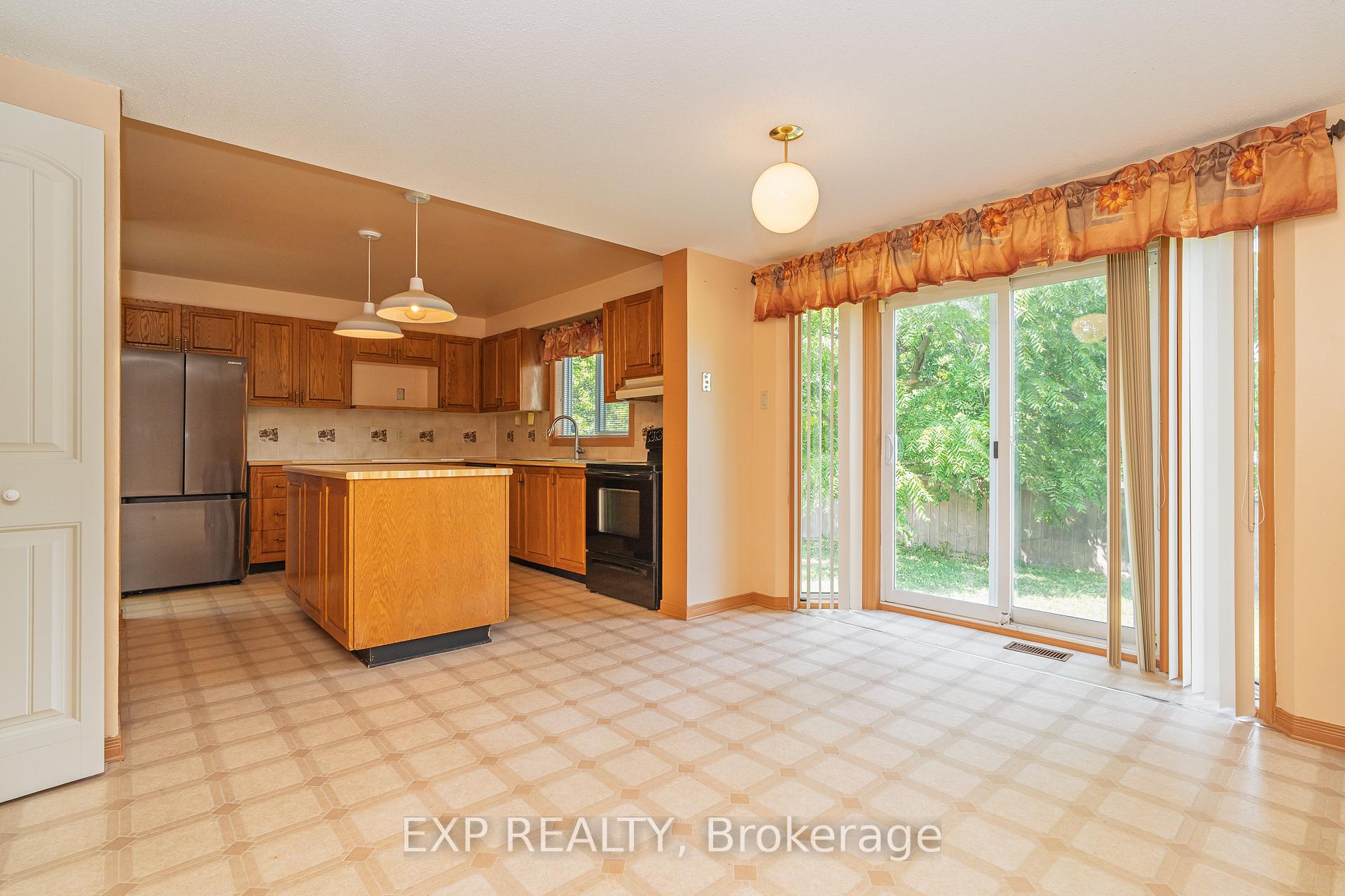 Photo 11 of 1874 Robinwood Place, Ottawa, Chapel Hill — HOMEH