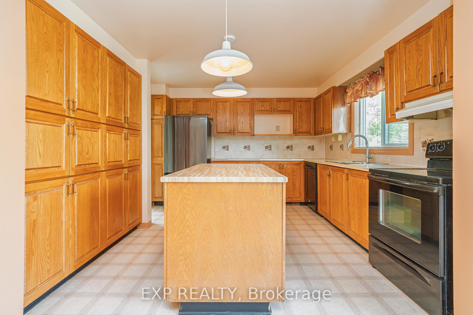 Photo 12 of 1874 Robinwood Place, Ottawa, Chapel Hill — HOMEH