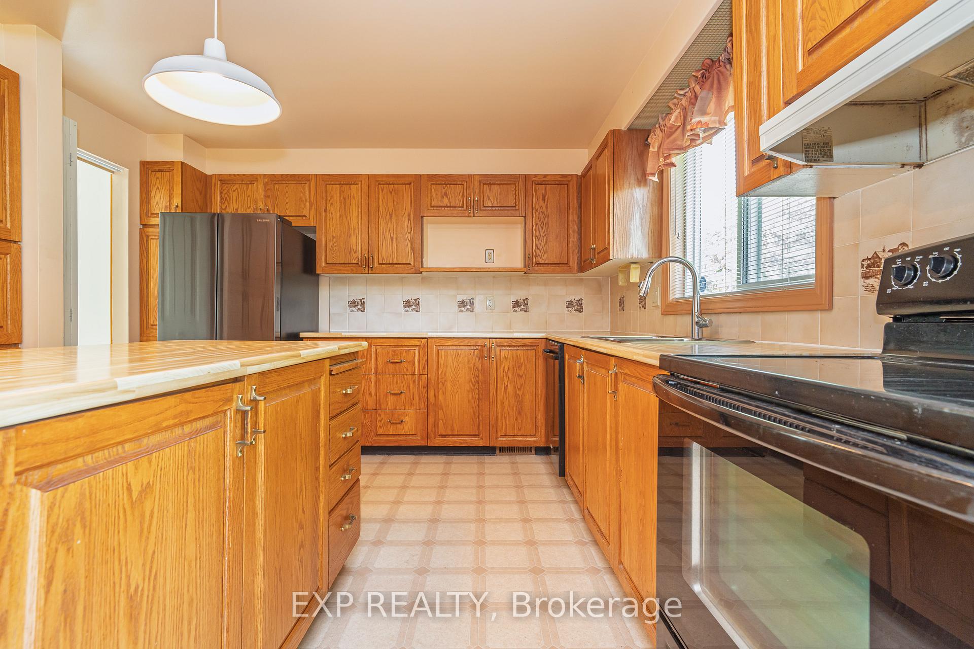 Photo 13 of 1874 Robinwood Place, Ottawa, Chapel Hill — HOMEH